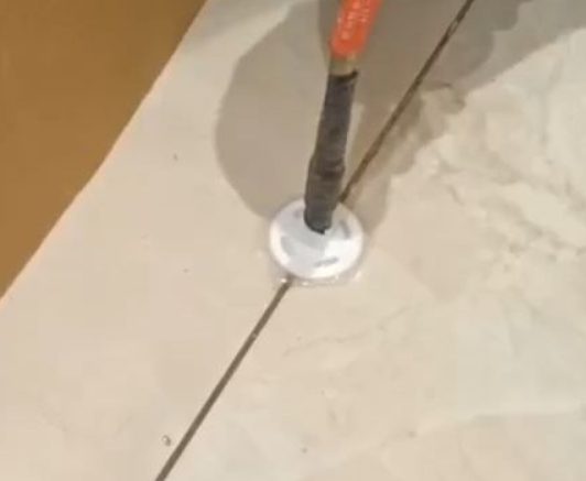 天镇瓷砖空鼓维修公司专业解答瓷砖在铺贴过程中，如果没有涂抹均匀到位的粘结材料（如水泥砂浆或瓷砖胶），可能会导致以下问题