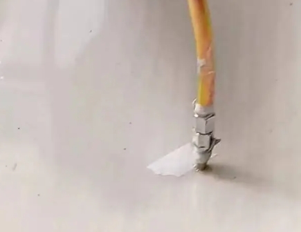 天镇瓷砖空鼓维修公司专业解答在瓷砖铺贴过程中，如果使用的砂料过粗（如全部使用了粗砂），可能会导致以下问题
